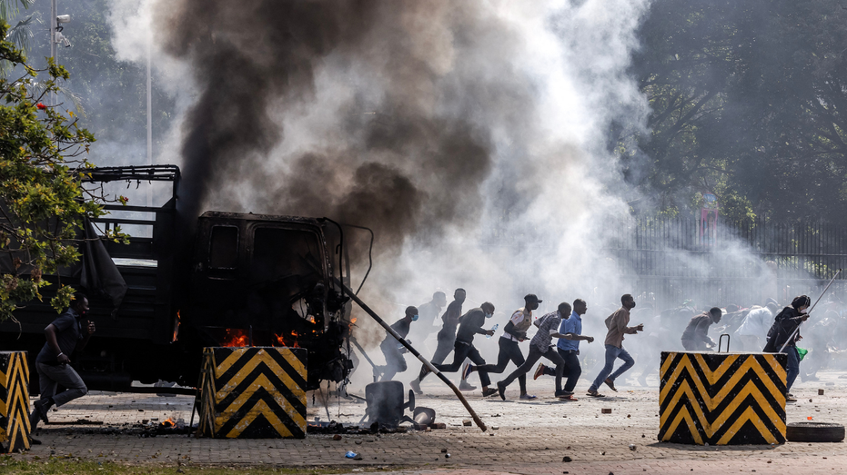 شرطة كينيا تواجه المحتجين بعد يوم من سحب الرئيس مشروع قانون زيادة الضرائب