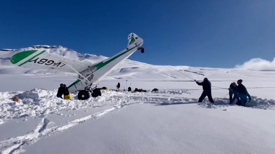شاهد: مروحية تنقذ طائرة من جبل ثلجي بعد هبوط اضطراري