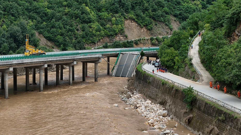 مصرع 11 شخصًا وفقدان العشرات بعد انهيار جسر سريع في الصين بسبب الفيضانات والعواصف